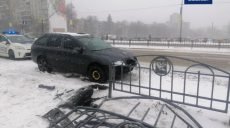 Водитель не справился с управлением и снес забор в Харькове (видео, фото)