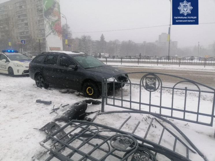 Водитель не справился с управлением и снес забор в Харькове (видео, фото)