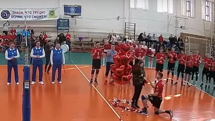 Волейболист сделал девушке предложение перед матчем (видео)