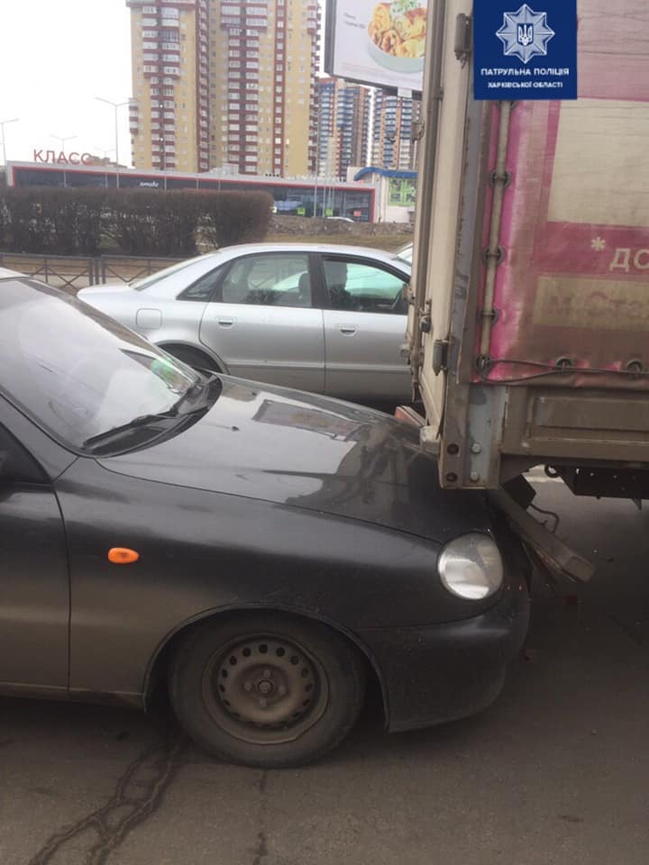 Водитель Daewoo не снизил скорость и въехал под кузов грузовика (фото)