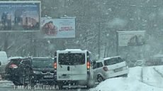 Три автомобиля столкнулись на Журавлевском спуске