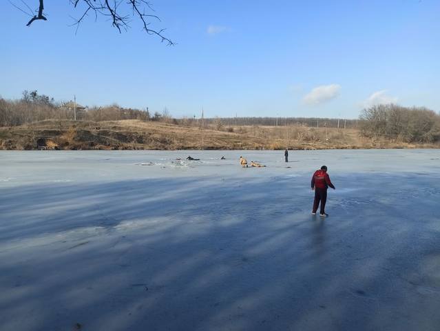 Рыбаки провалились под лед (фото)