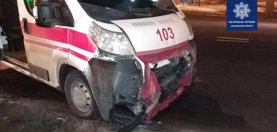 Водитель на Skoda не пропустил на перекрестке «скорую» (фото)