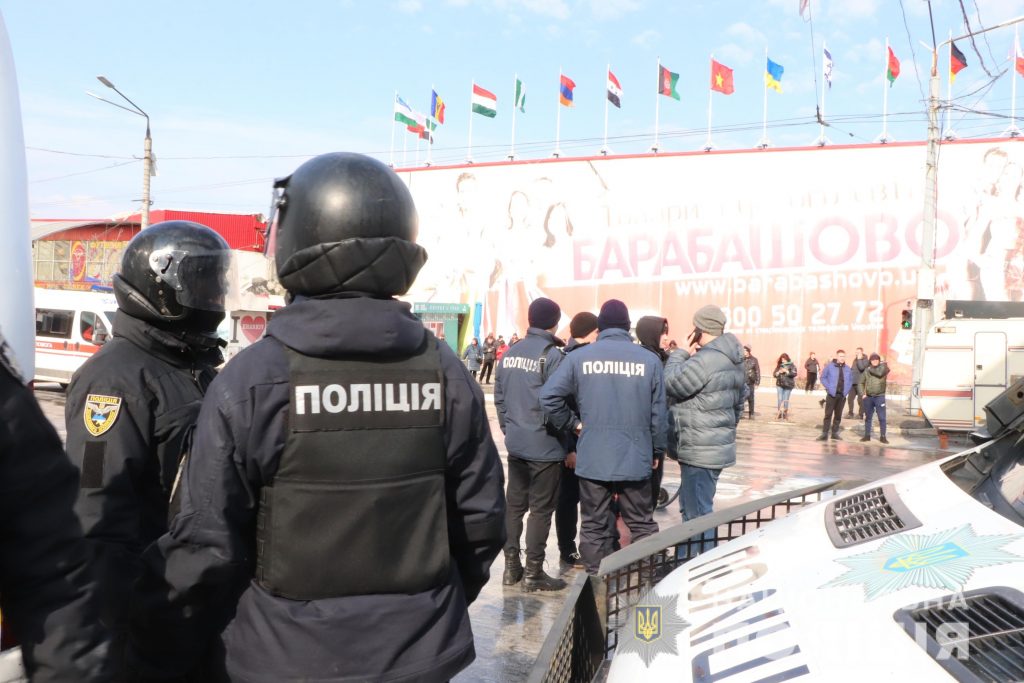 В стычках на «Барабашово» пострадали шесть человек. В полицию для допроса забрали 53-х граждан (фото, видео)