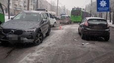 На проспекте Александровском Mercedes «подбил» Ford и Volvo (фото)