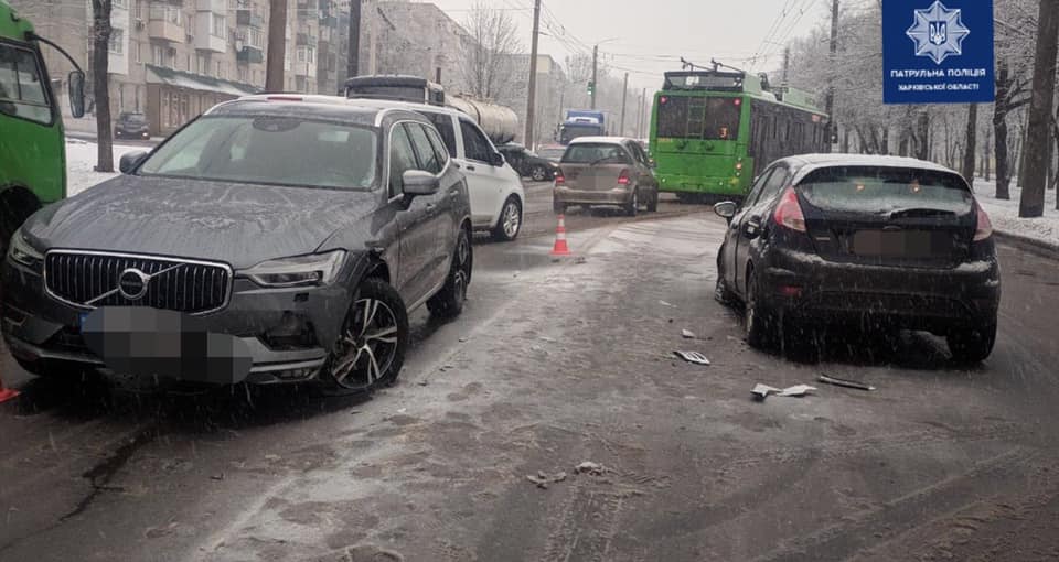 На проспекте Александровском Mercedes «подбил» Ford и Volvo (фото)