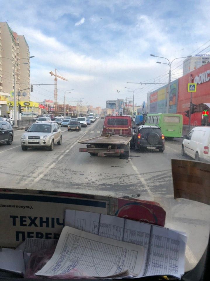На ул. Версальского столкнулись Toyota и Iveco (фото)