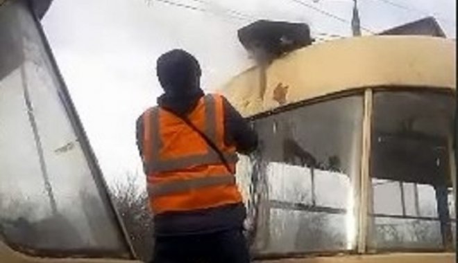 Водитель потушил пожар в трамвае в Харькове (видео)