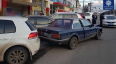 Пьяный водитель повредил три припаркованных автомобиля (фото)