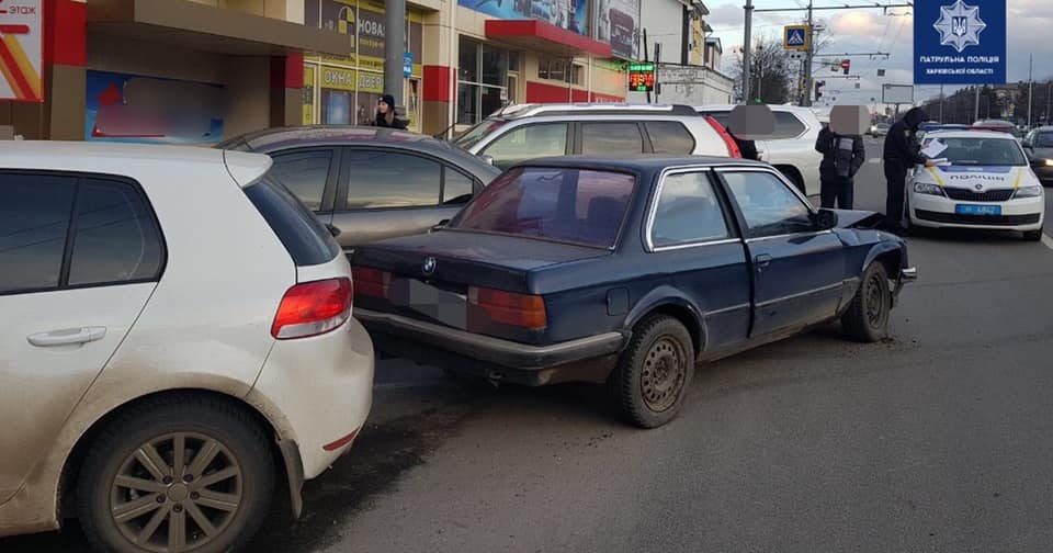 Пьяный водитель повредил три припаркованных автомобиля (фото)