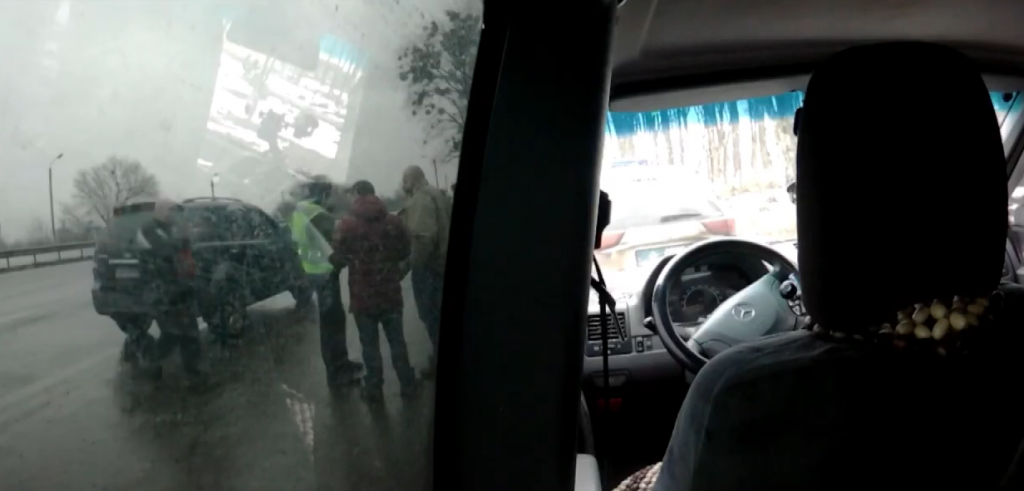 Упіймали нетверезого водія: на Харківщині виник конфлікт між порушником та активістами (відео)