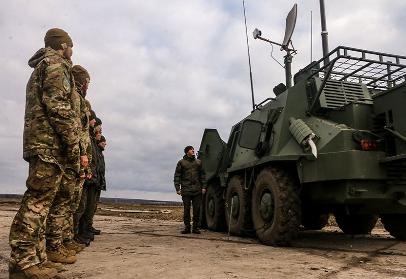 Харьковские нацгвардейцы осваивают новую машину управления огнем артиллерии (фото)