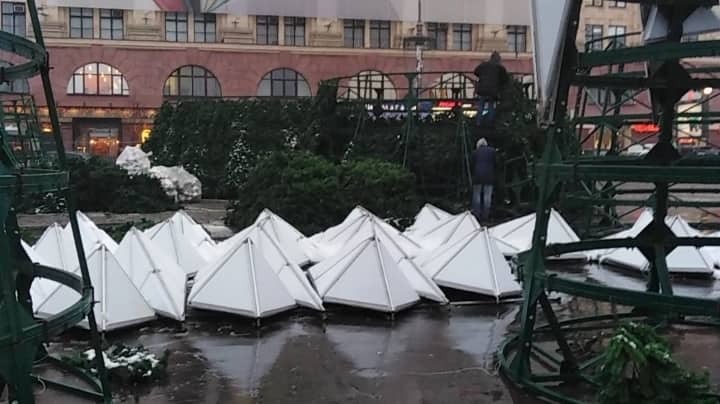 В центре Харькова продолжается демонтаж елки (фото)