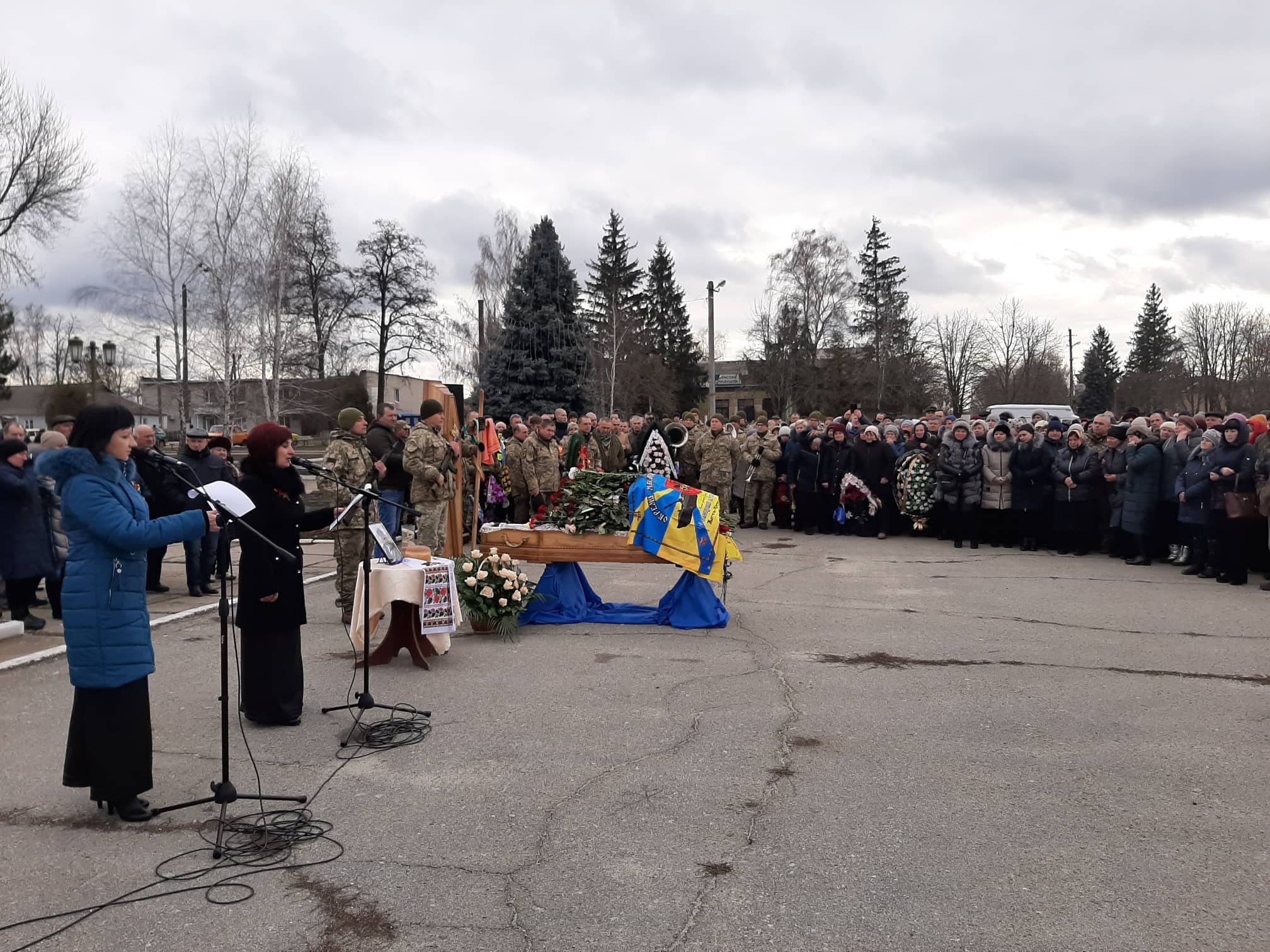 В Зачепиловке простились с военной медсестрой (фоторепортаж)