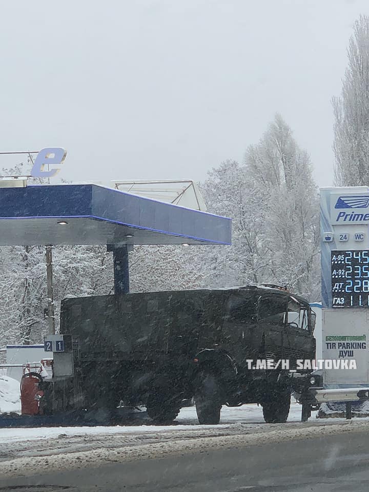 Военный грузовик влетел в заправку на окружной