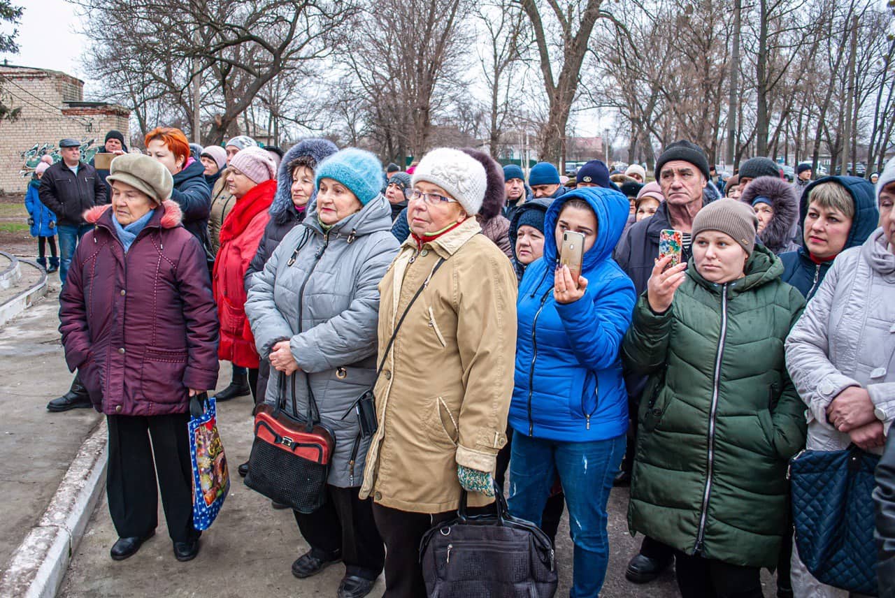 На Харьковщине люди вышли митинговать против закрытия больницы (фото)