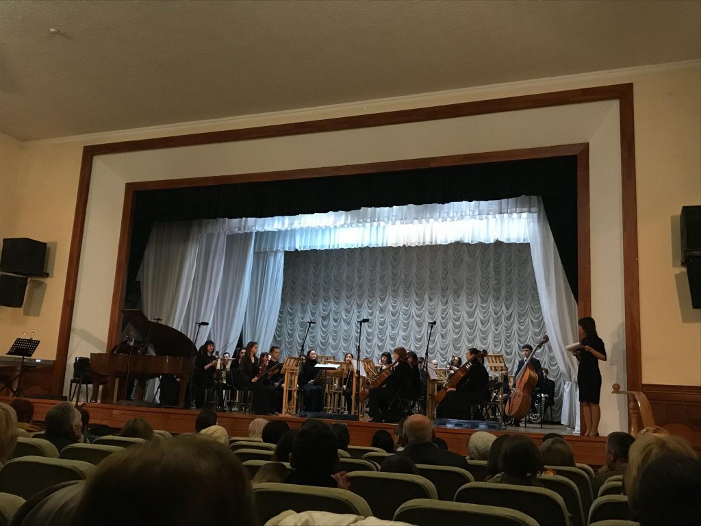 В Харькове незрячие дети сыграли с симфоническим оркестром