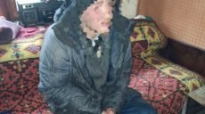 Патрульные нашли дома у мужчины пакет с оружием (фото)