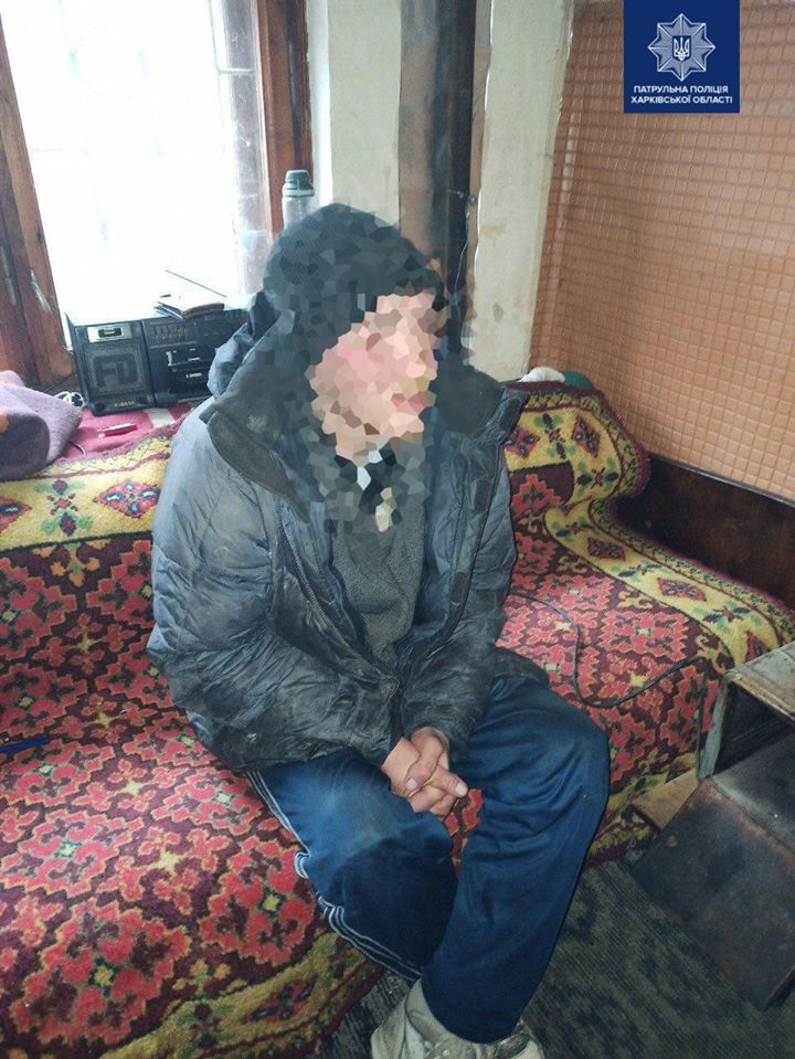 Патрульные нашли дома у мужчины пакет с оружием (фото)