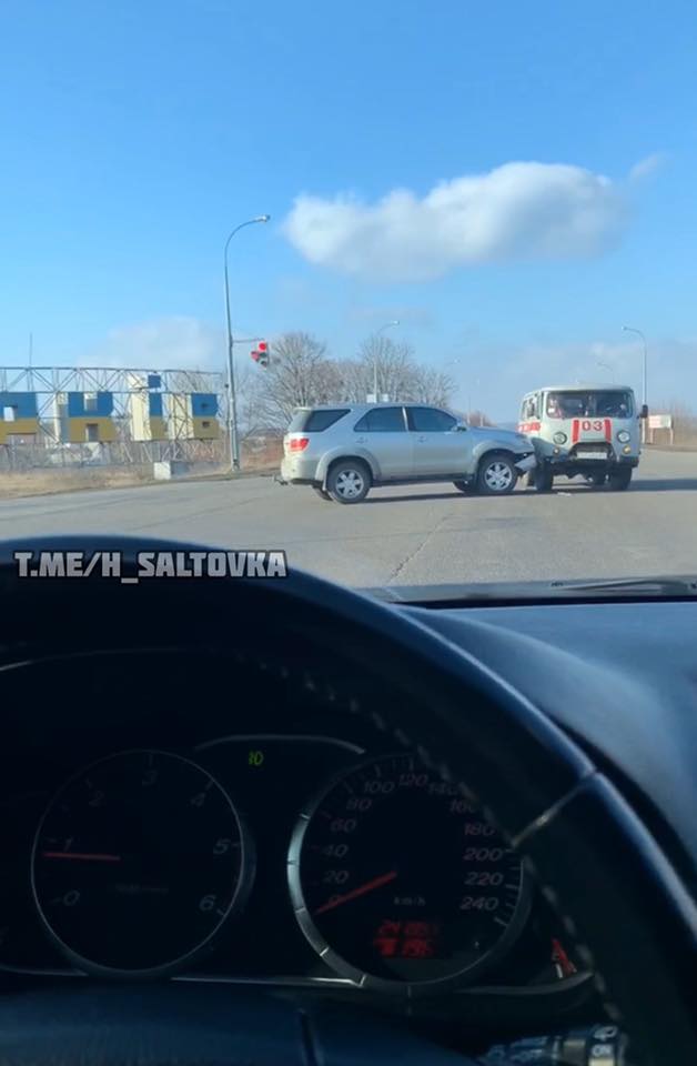 На окружной Харькова внедорожник врезался в скорую (фото)