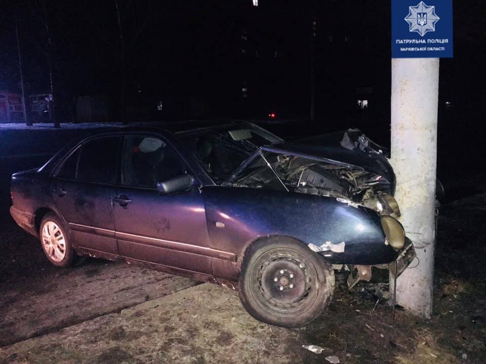 Автомобиль Mercedes врезался в столб (фото)