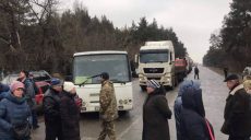 Более 60 активистов перекрыли дорогу в Мерефе. Протест контролирует полиция