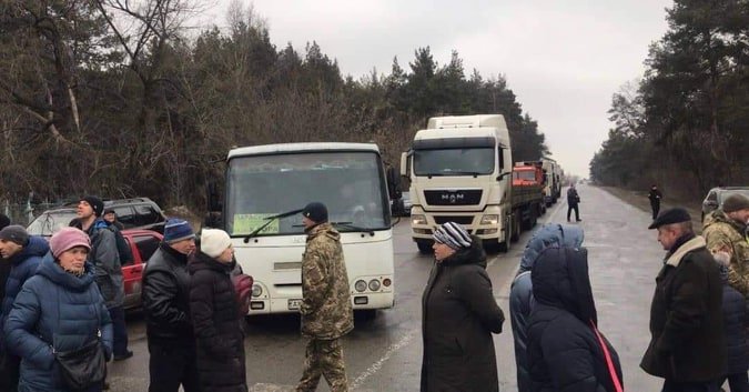 Более 60 активистов перекрыли дорогу в Мерефе. Протест контролирует полиция