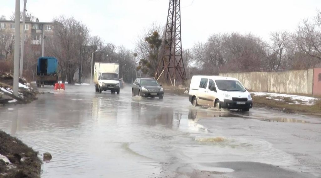 В районе Одесской второй день течёт вода из канализации (фото)