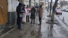 Пикет за освобождение патрульного, стрелявшего по машине: возле прокуратуры собрались люди с плакатами