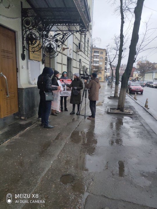 Пикет за освобождение патрульного, стрелявшего по машине: возле прокуратуры собрались люди с плакатами