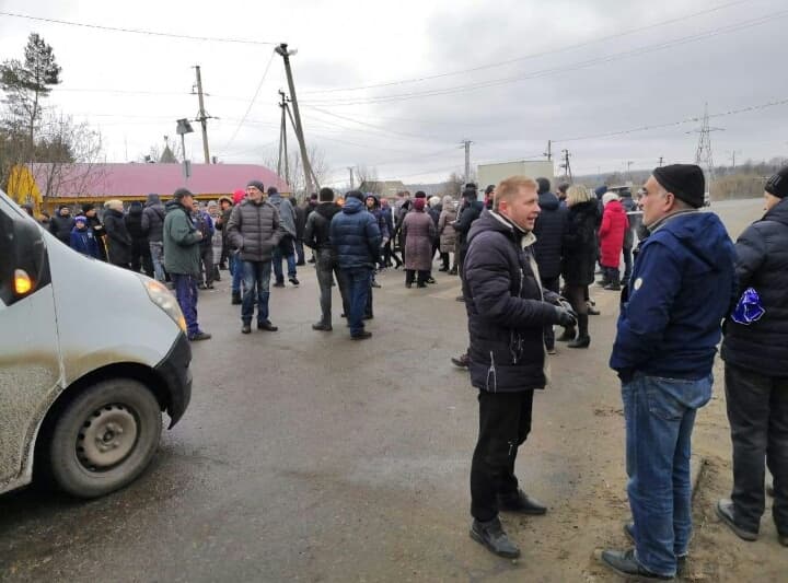 Под Харьковом протест: люди перекрыли трассу (фото, видео)