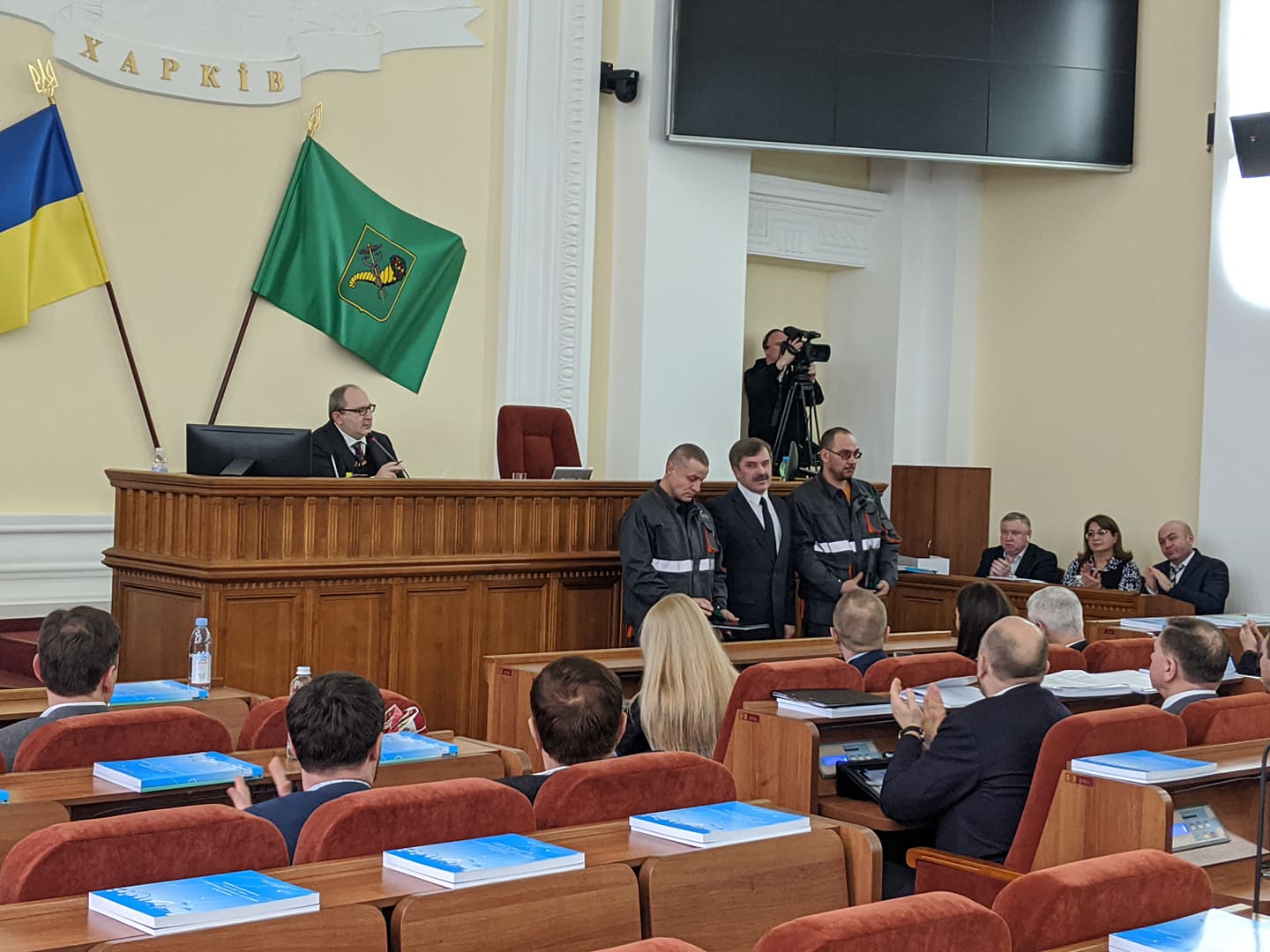 В горсовете наградили газовщиков, которые спасли девочку из-подо льда