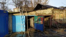 В Харькове от гаража загорелся жилой дом (фото)