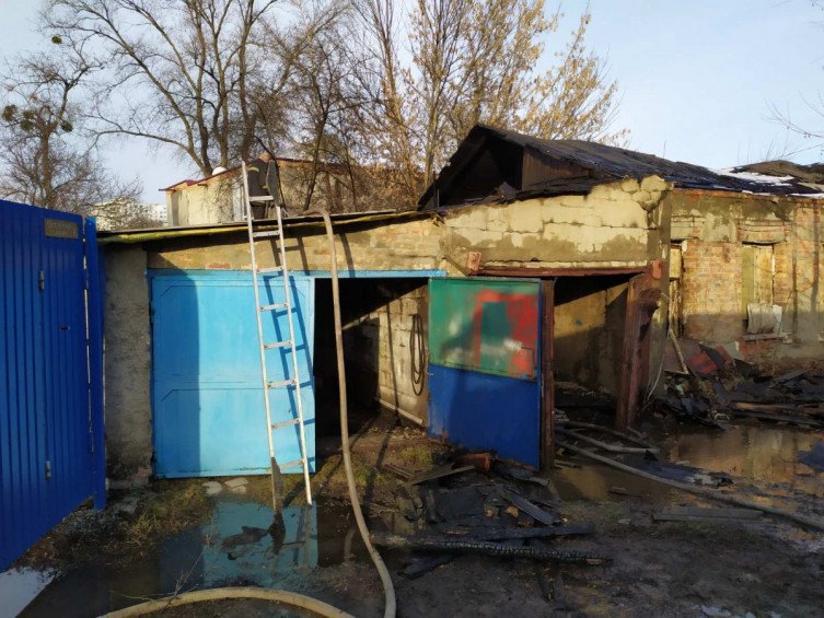 В Харькове от гаража загорелся жилой дом (фото)