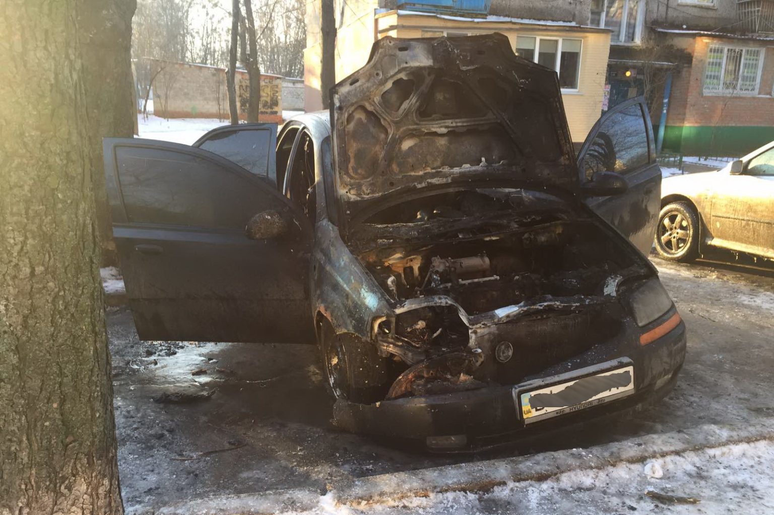 В Харькове во дворе многоэтажки сгорела Toyota Land Cruiser