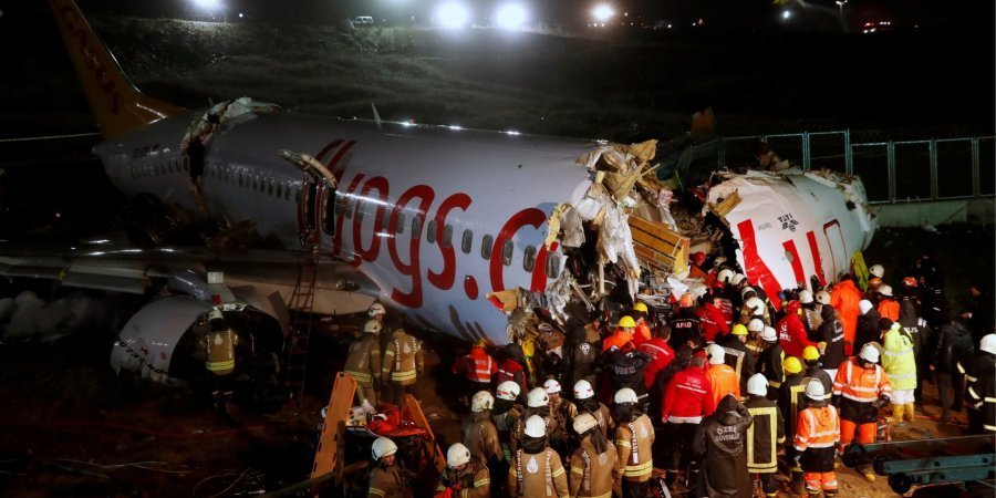В аэропорту Стамбула упал самолет (видео падения)