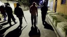 Толпа подростков жестоко избила прохожего в Харькове (видео)