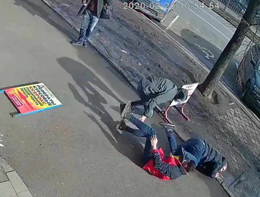 В центре Харькова иностранцы устроили драку. У одного из них был пистолет (видео)