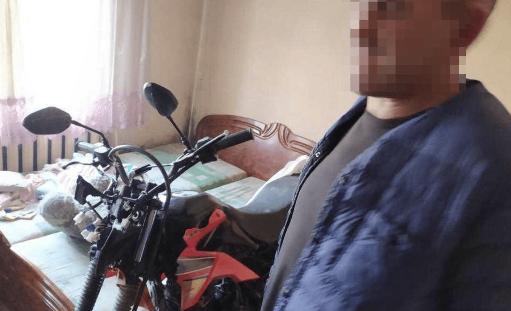 На Закарпатті чоловік сховав крадений мотоцикл у спальні