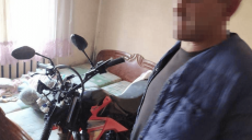 На Закарпатті чоловік сховав крадений мотоцикл у спальні