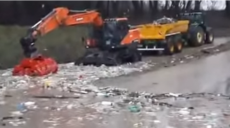 Тони пластикових відходів заполонили річку Тису (відео)
