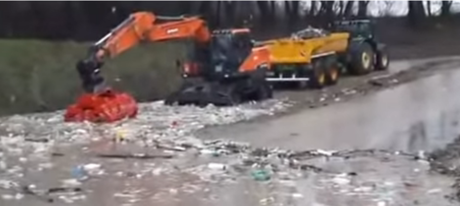Тони пластикових відходів заполонили річку Тису (відео)