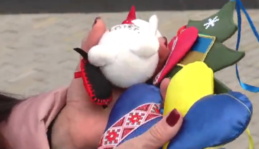 Пробиті автівки, сотні подарунків та нескінченні емоції: як з волонтерством у Харкові сьогодні (відео)