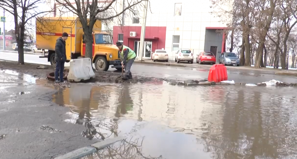 Аварія на харківському колекторі: вулицею Матросова два дні тече каналізація (відео)