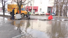 Аварія на харківському колекторі: вулицею Матросова два дні тече каналізація (відео)