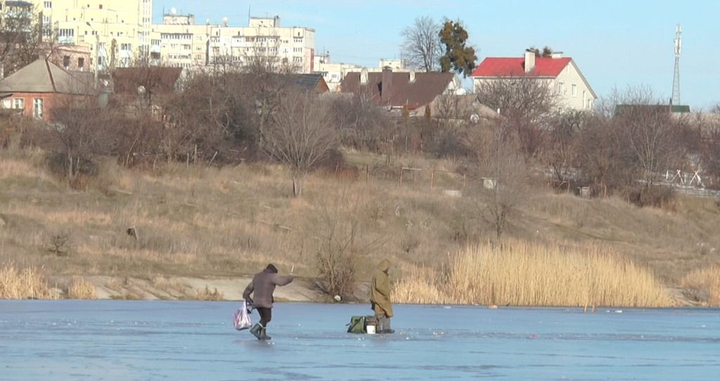 Трое рыбаков провалились под лед. Пострадавших госпитализировали