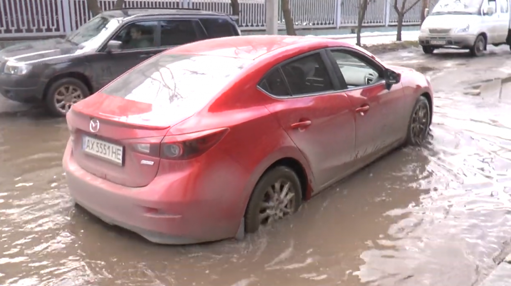 На вулиці Каштановій водії трощать ходові та забувають пристойні слова (відео)