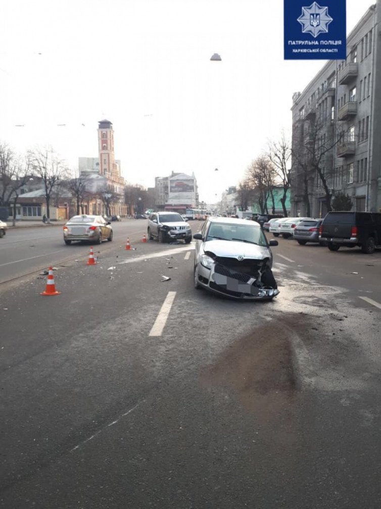 В Харькове в районе вокзала произошло ДТП. Двое пострадавших (фото)