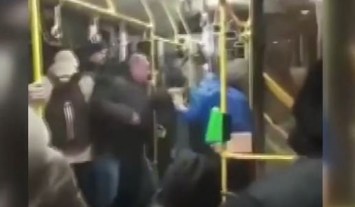 Кулачні бої у харківському тролейбусі: куди подівся непритомний (відео)