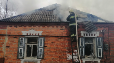 Спасатели около пяти часов тушили дом под Харьковом